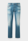 Männer-Jeans in mittlerem Blau, ausgewaschen, mit geradem Bein, leichter Abnutzung und klassischem Fünf-Taschen-Design.