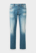 Männer-Jeans in mittlerem Blau, ausgewaschen, mit geradem Bein, leichter Abnutzung und klassischem Fünf-Taschen-Design.