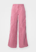Rosa weite Hosen aus Baumwolle mit einem verblassten Finish. Zwei horizontale Nähte schaffen ein markantes Paneeldesign. Vorderer Knopfverschluss.