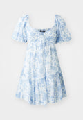 Blumenmuster Kleid in Hellblau und Weiß, mit Puffärmeln, quadratischem Ausschnitt, gestuften Saum und Kordelzugdetails an der Vorderseite.