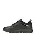 Schwarze Sportschuhe mit einem glatten Lederobermaterial, strukturiertem elastischen Kragen, designfreiem Muster und einer gepolsterten schwarzen Gummisohle.