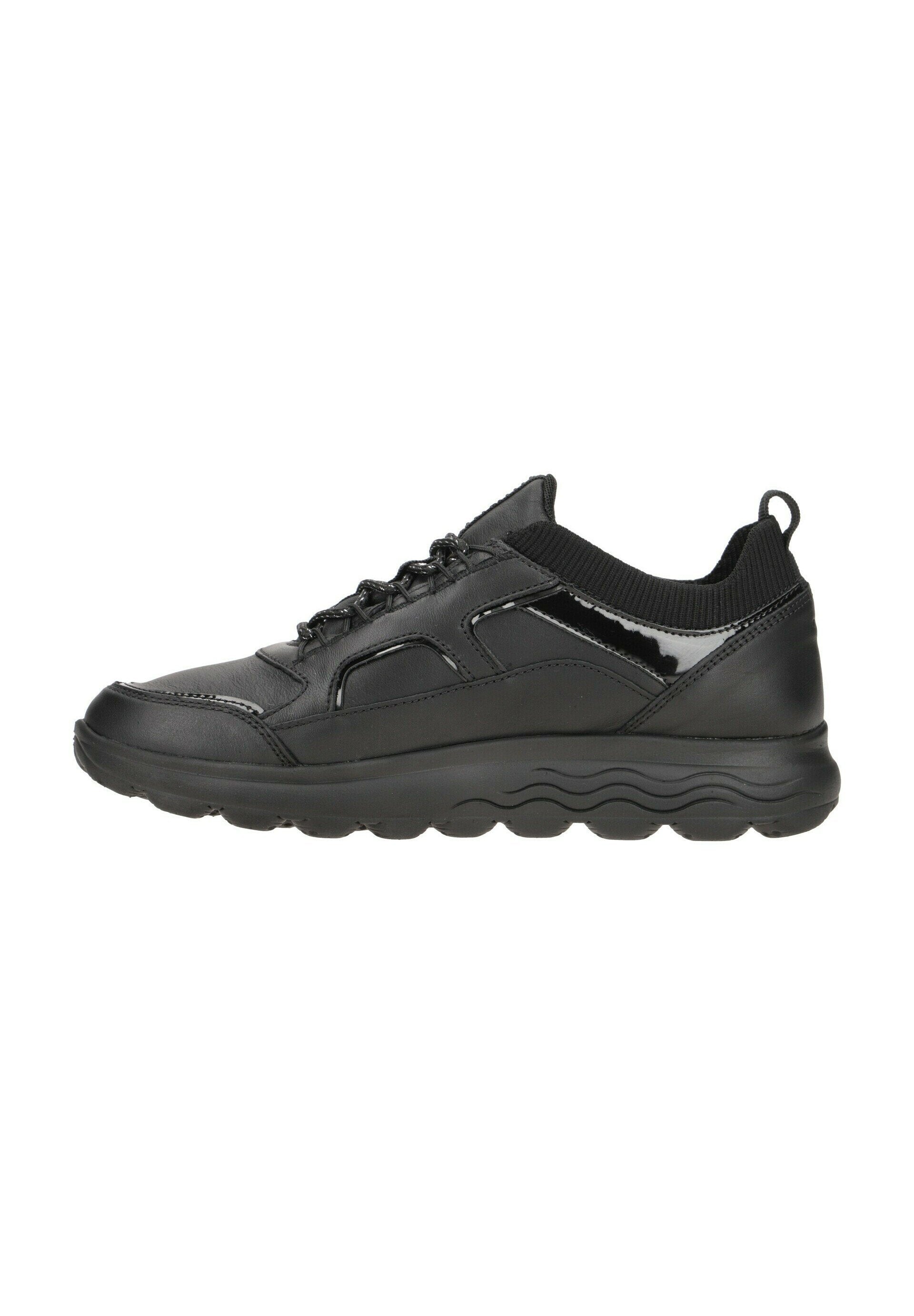 Schwarze Sportschuhe mit einem glatten Lederobermaterial, strukturiertem elastischen Kragen, designfreiem Muster und einer gepolsterten schwarzen Gummisohle.