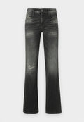 Schwarze, ausgewaschene Jeans mit geradem Bein, Vordertaschen, Knopfverschluss und einem kleinen, abgenutzten Riss am linken Oberschenkel.