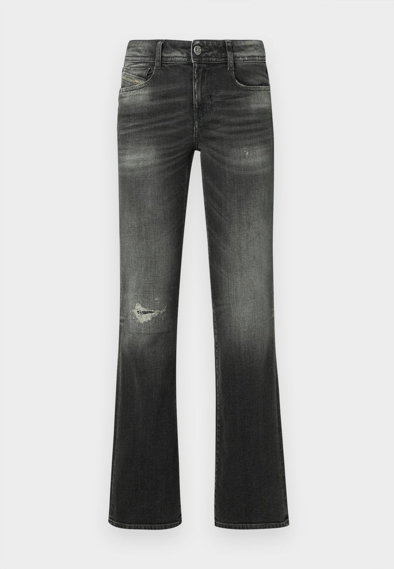 Schwarze, ausgewaschene Jeans mit geradem Bein, Vordertaschen, Knopfverschluss und einem kleinen, abgenutzten Riss am linken Oberschenkel.