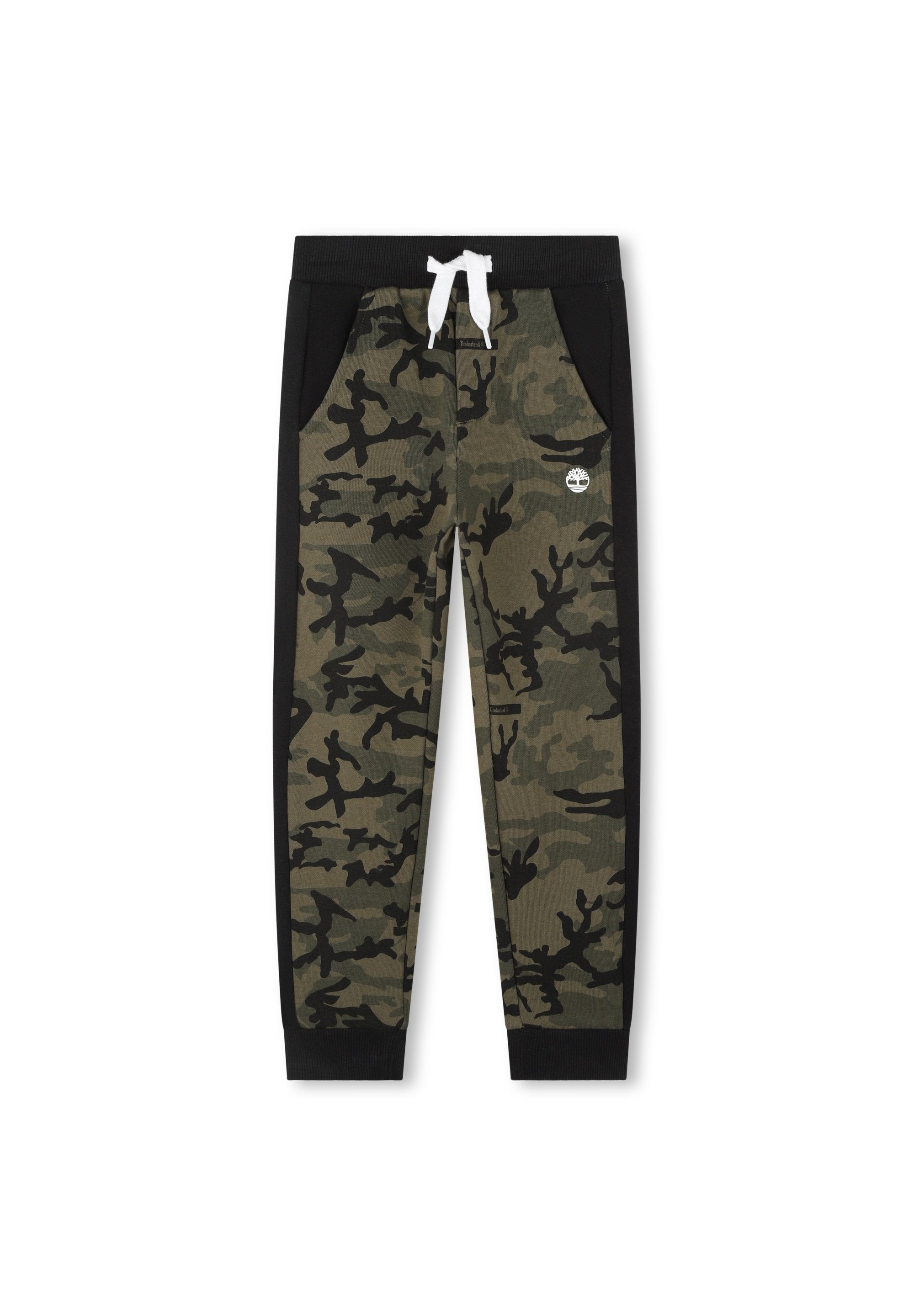 Grüne Camo-Jogginghosen mit schwarzen seitlichen Einsätzen, elastischem Bund, weißem Kordelzug und zwei vorderen Taschen. Mit Logo auf der linken Tasche.