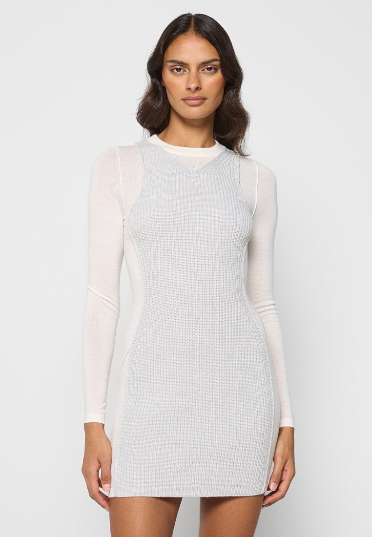 Grau geripptes Strickkleid mit langen transparenten Ärmeln, figurbetonter Silhouette und V-Ausschnitt. Weicher Stoff und mittlere Dicke.