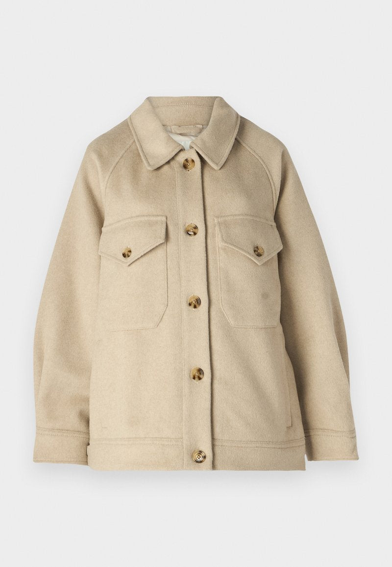 Beige Wollmischung Jacke mit kragenförmigem Ausschnitt, vorderem Knopfverschluss und zwei Brusttaschen, ausgestattet mit goldfarbenen Knöpfen und texturiertem Stoff.