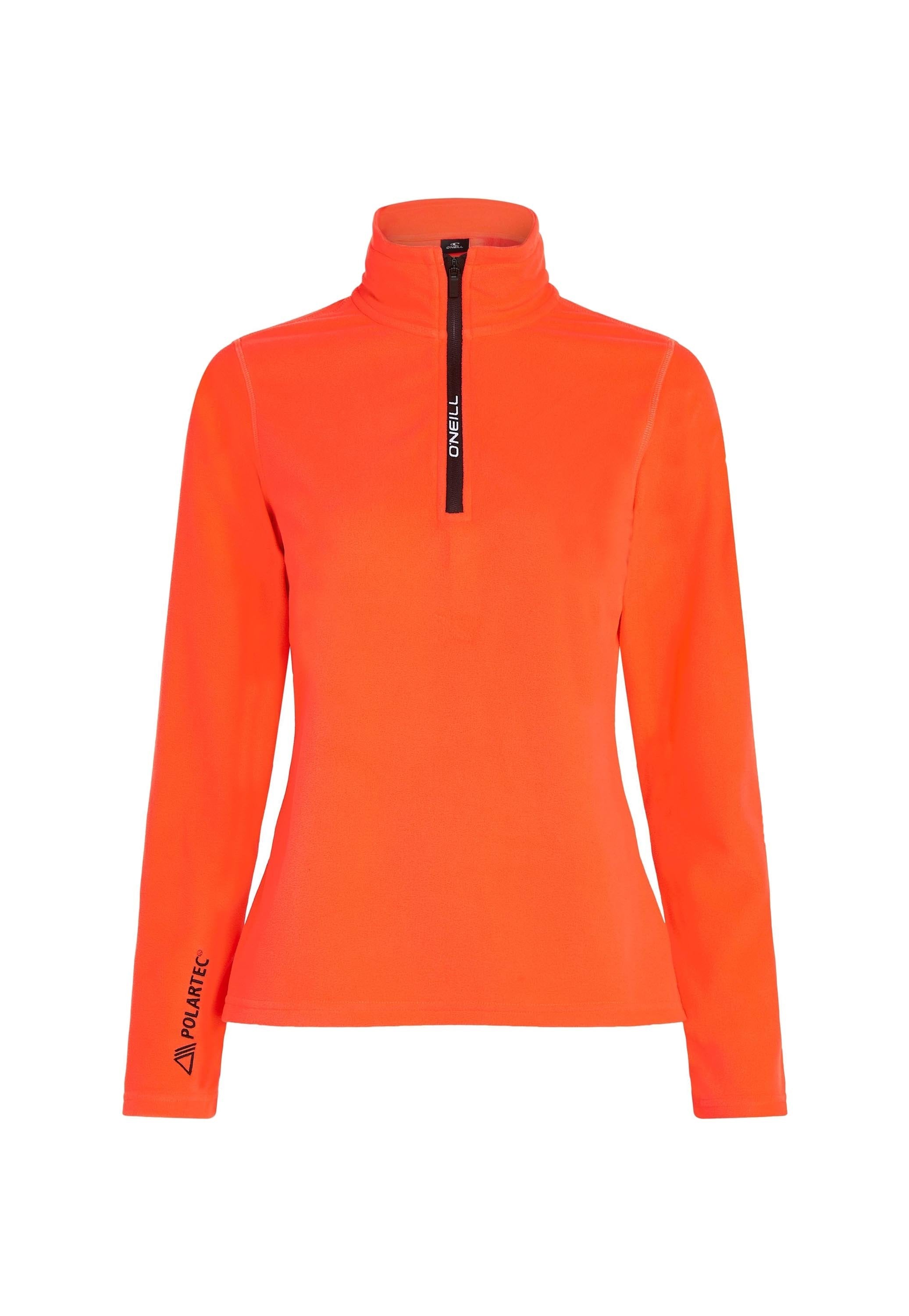 Helles orange Fleece-Pullover mit hohem Kragen und halbem Reißverschluss. Verfügt über einen schwarzen Reißverschluss und ein "Polartec"-Logo am Ärmel. Glatte Textur.