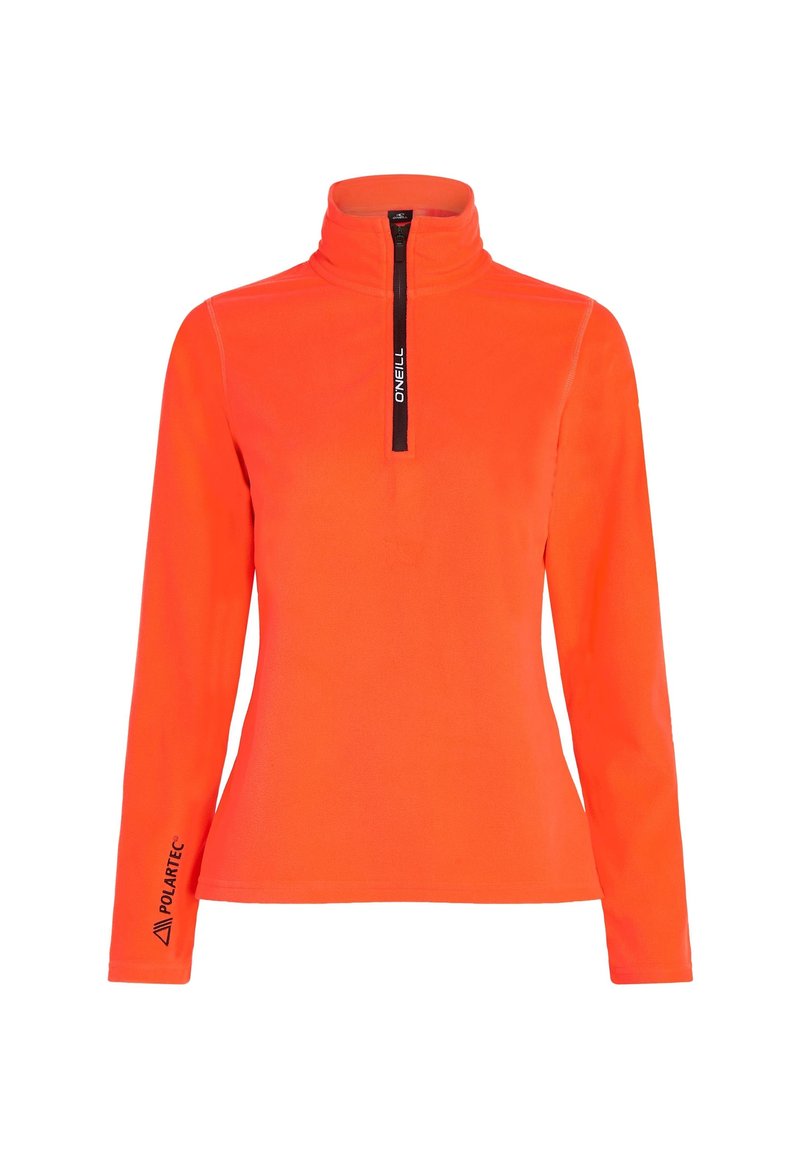 Helles orange Fleece-Pullover mit hohem Kragen und halbem Reißverschluss. Verfügt über einen schwarzen Reißverschluss und ein "Polartec"-Logo am Ärmel. Glatte Textur.