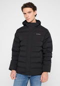 Schwarze Daunenjacke mit Kapuze, gestepptem Muster und frontalem Reißverschluss. Auf der linken Brust befindet sich der Schriftzug "LES DEUX" gestickt.