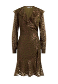 Olivenfarbendes Wickelkleid mit einem Rüschenausschnitt, langen Ärmeln und einem fließenden Saum. Mit einem Leopardenmuster in metallic Roségold.