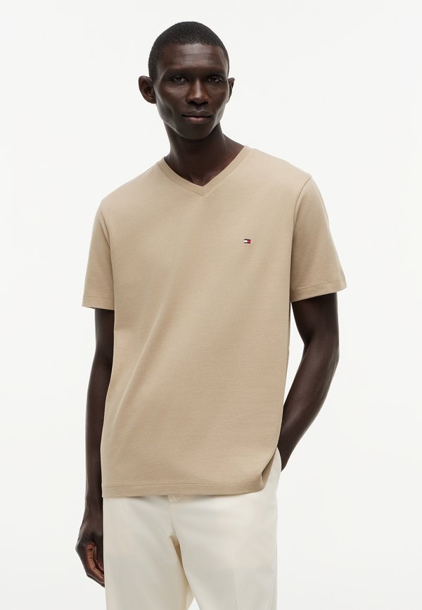 Tommy Hilfiger ESSENTIALS TEE - Basic T-shirt - batique khaki
