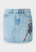 Jeans-Minirock in Hellblau mit einem grafischen Druck einer sich bewegenden Figur. Enthält traditionelle Taschen und Knopfverschluss-Details.