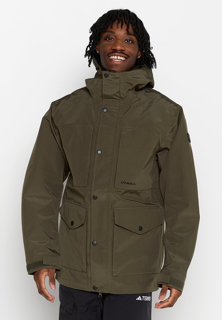 Olivgrüne wasserdichte Jacke mit Kapuze, mehreren Fronttaschen, Druckknöpfen und einem Logodetail auf der Brust. Glatte Textur.