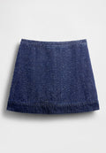 Dunkelblauer Jeansrock mit einer strukturierten, leicht wellenförmigen Musterung. A-Linien-Form, ausgefranster Saum und klassischer Bund ohne sichtbare Verschlüsse.