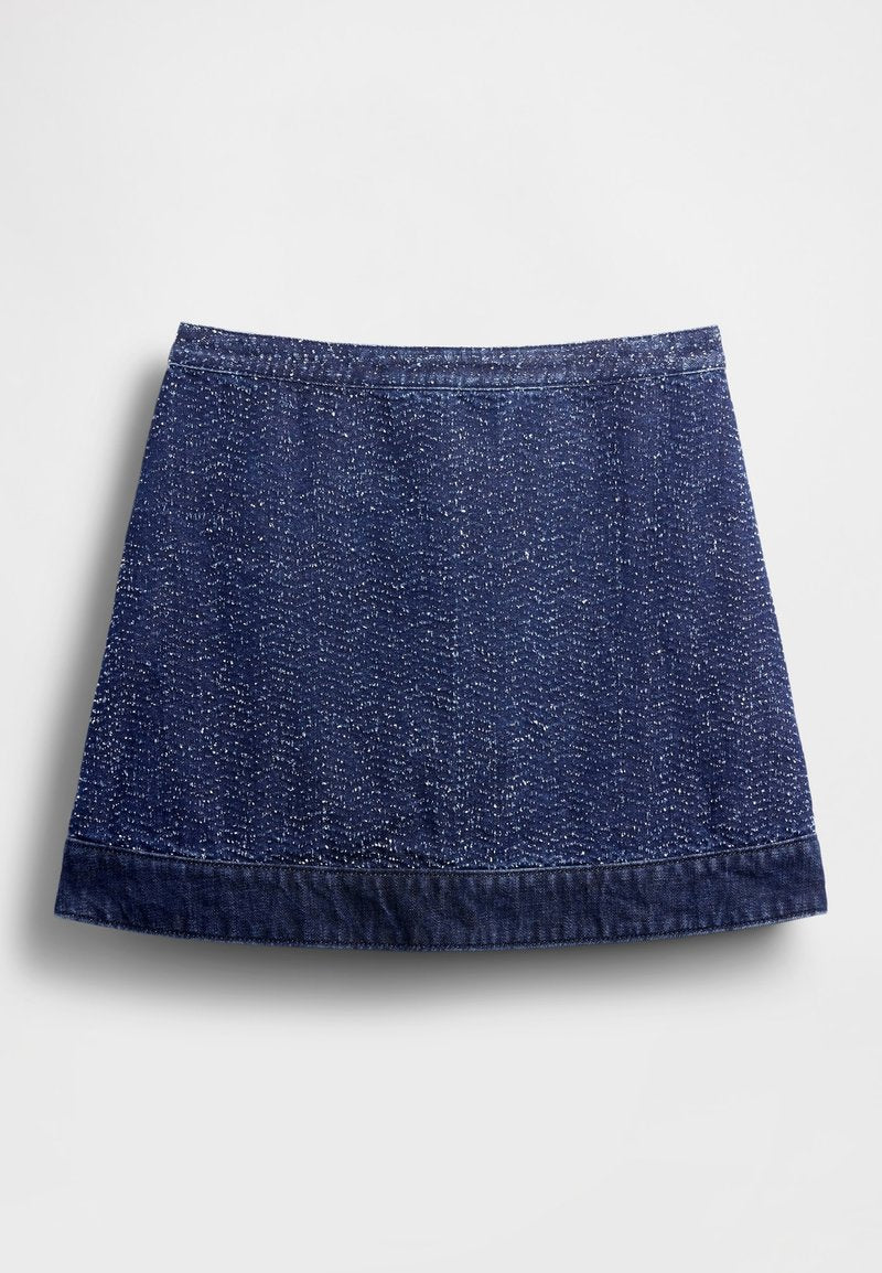 Dunkelblauer Jeansrock mit einer strukturierten, leicht wellenförmigen Musterung. A-Linien-Form, ausgefranster Saum und klassischer Bund ohne sichtbare Verschlüsse.