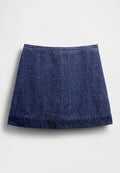 Dunkelblauer Jeansrock mit einer strukturierten, leicht wellenförmigen Musterung. A-Linien-Form, ausgefranster Saum und klassischer Bund ohne sichtbare Verschlüsse.
