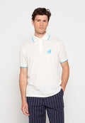 Mann trägt ein weißes Poloshirt mit blauen Akzenten und Vogel-Logo, kombiniert mit marineblauen Nadelstreifenhosen, steht vor einem schlichten Hintergrund.