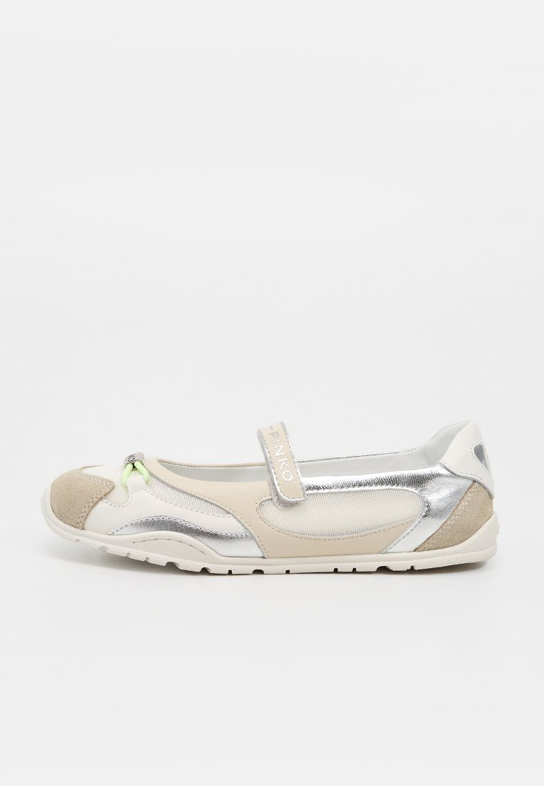 Beiger und silberner flacher Schuh mit weicher Wildlederkappe, Mesh-Seiten und einem mit „PINKO“ beschrifteten Klettverschluss, entworfen für den Freizeitgebrauch.