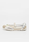Beiger und silberner flacher Schuh mit weicher Wildlederkappe, Mesh-Seiten und einem mit „PINKO“ beschrifteten Klettverschluss, entworfen für den Freizeitgebrauch.