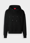 Schwarzer Hoodie aus weichem Material mit einer Kängurutasche, verstellbaren Kordeln und weißem "HUGO"-Text auf der Vorderseite.