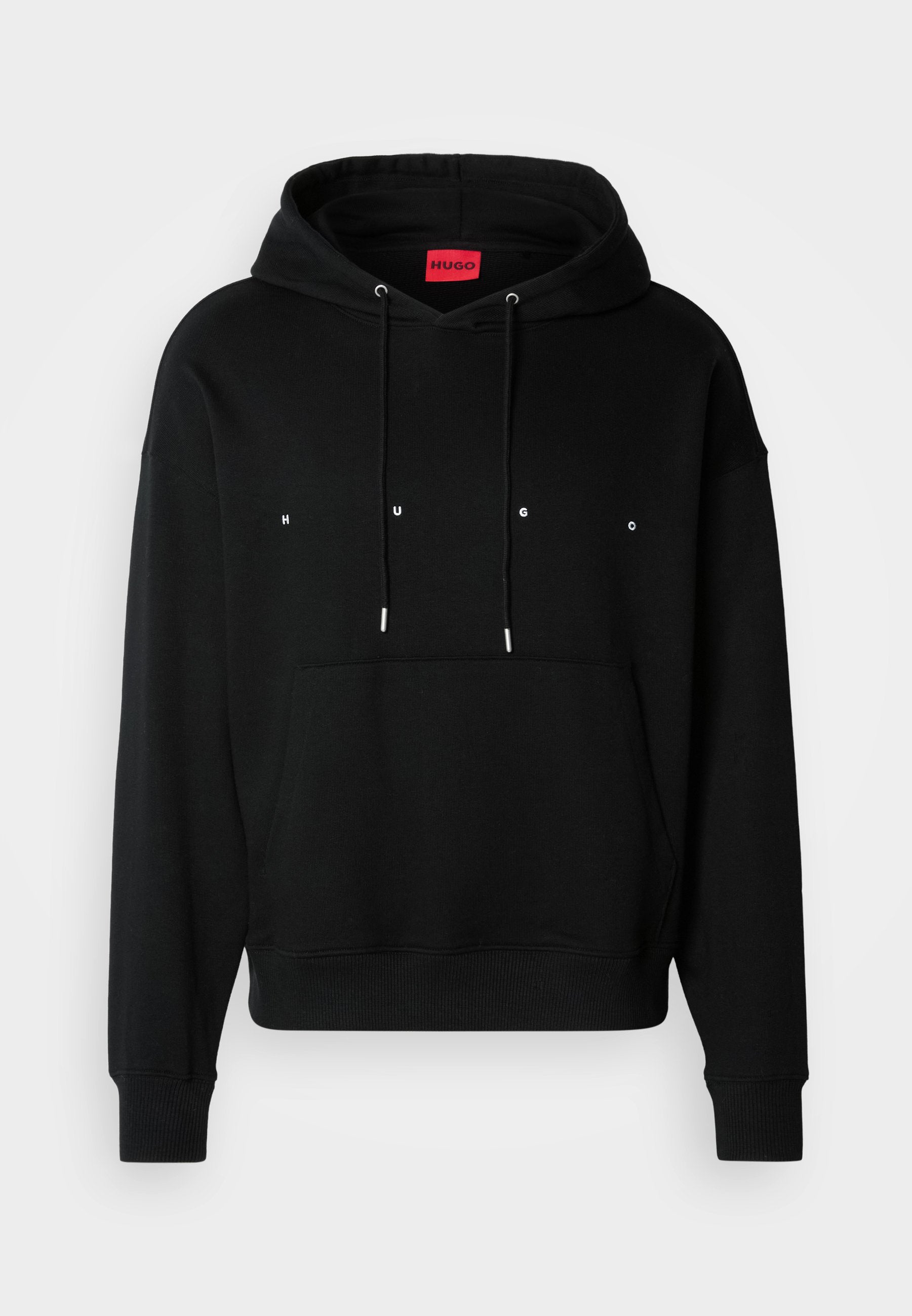 Schwarzer Hoodie aus weichem Material mit einer Kängurutasche, verstellbaren Kordeln und weißem "HUGO"-Text auf der Vorderseite.