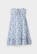 Trägerloses weißes Kleid mit blauem Blumenmuster, gerafftem Saum und vorderer Schnürung, entworfen für eine lockere, fließende Passform.