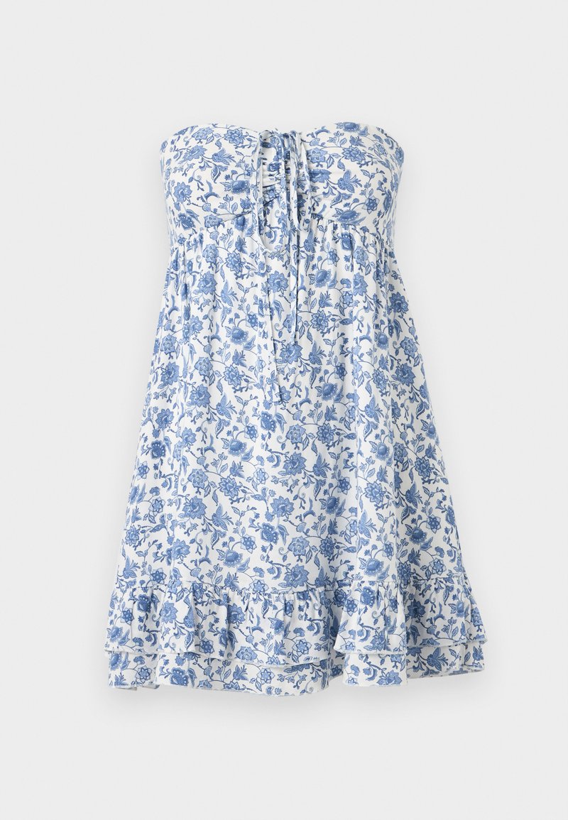 Trägerloses weißes Kleid mit blauem Blumenmuster, gerafftem Saum und vorderer Schnürung, entworfen für eine lockere, fließende Passform.