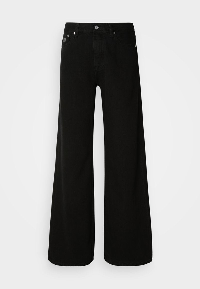 Schwarze weite Jeans aus Denim, mit hoher Taille, klassischem Fünf-Taschen-Design und silberfarbener Knopfverschluss.