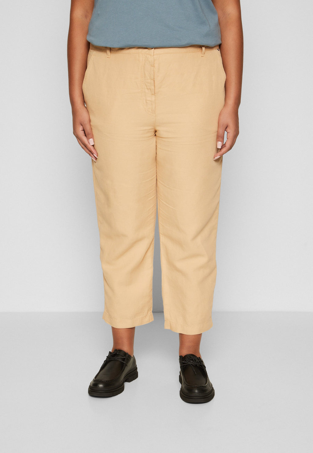 SLIM STRAIGHT Media 3