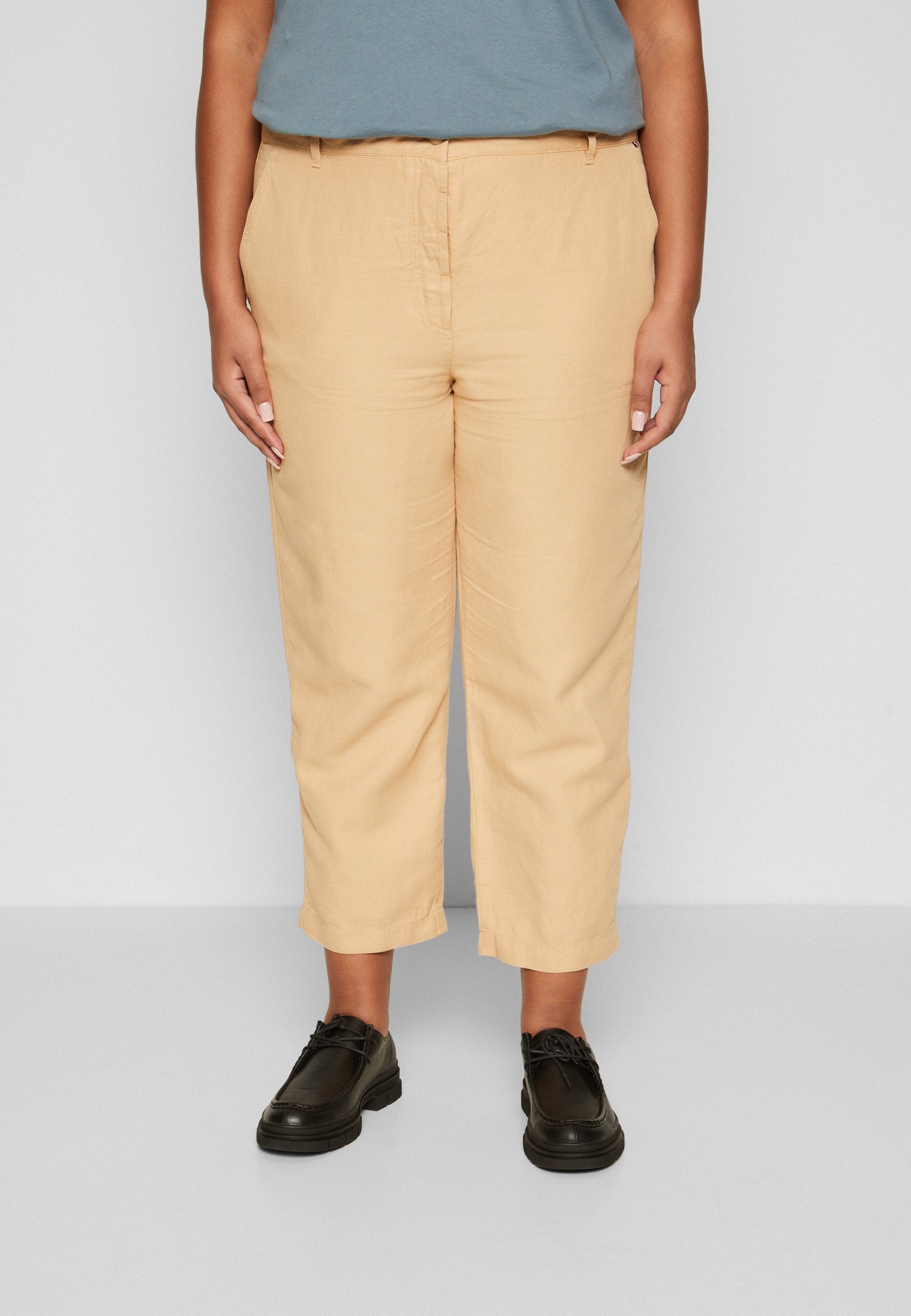 SLIM STRAIGHT Media 3