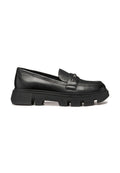 Schwarze Lederloafers mit einer niedrigen, massiven Plateausohle, die einen dekorativen Riemen und metallische Akzente an der Vorderseite aufweisen. Strukturierte Fersendetails.