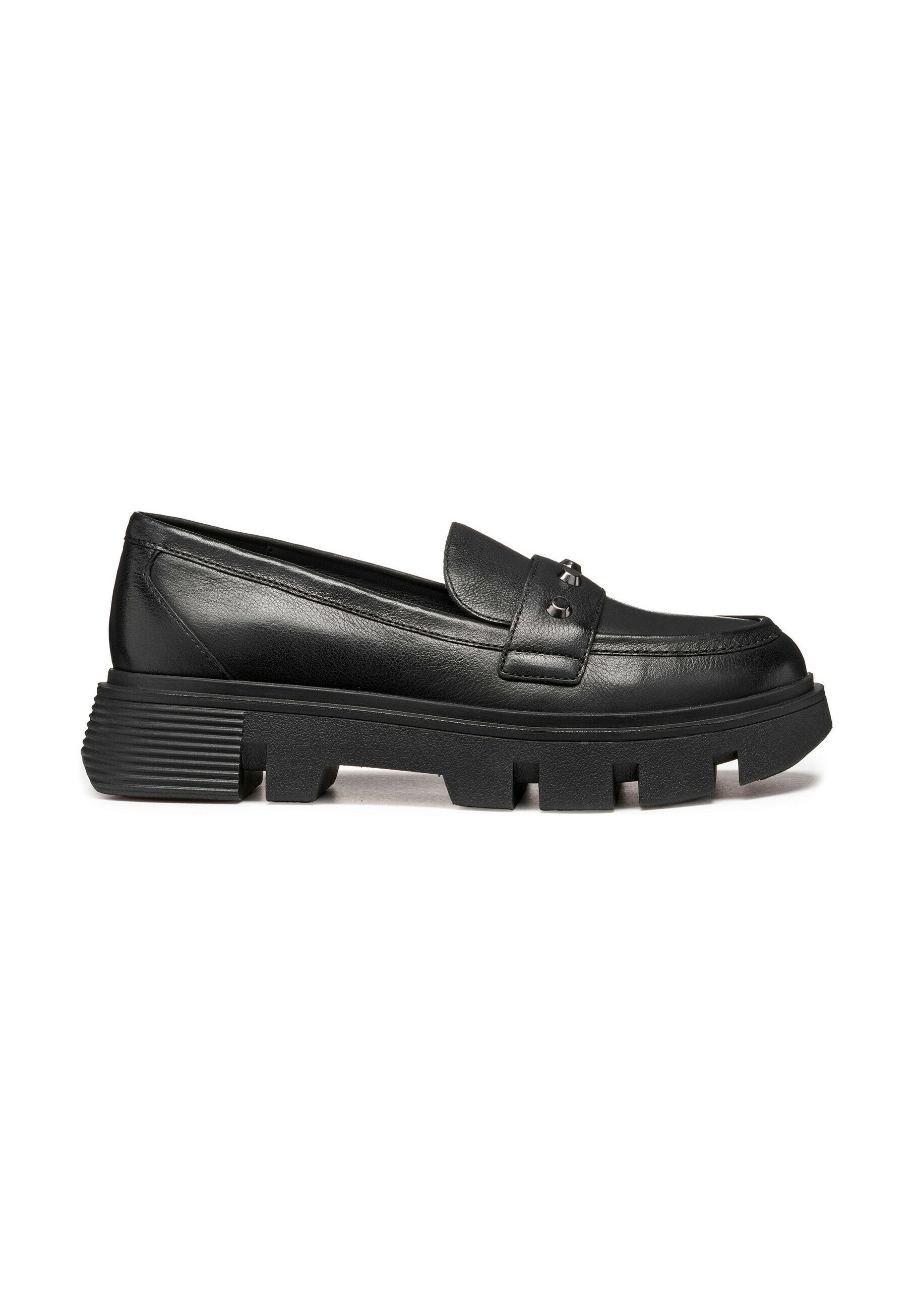 Schwarze Lederloafers mit einer niedrigen, massiven Plateausohle, die einen dekorativen Riemen und metallische Akzente an der Vorderseite aufweisen. Strukturierte Fersendetails.