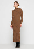 Langes braunes Kleid mit hohem Ausschnitt, verziert mit metallischen Details in einem Spiraldesign. Enganliegend und aus einem weichen, glatten Stoff gefertigt.