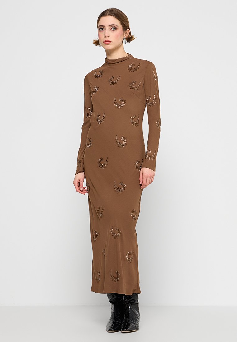Langes braunes Kleid mit hohem Ausschnitt, verziert mit metallischen Details in einem Spiraldesign. Enganliegend und aus einem weichen, glatten Stoff gefertigt.