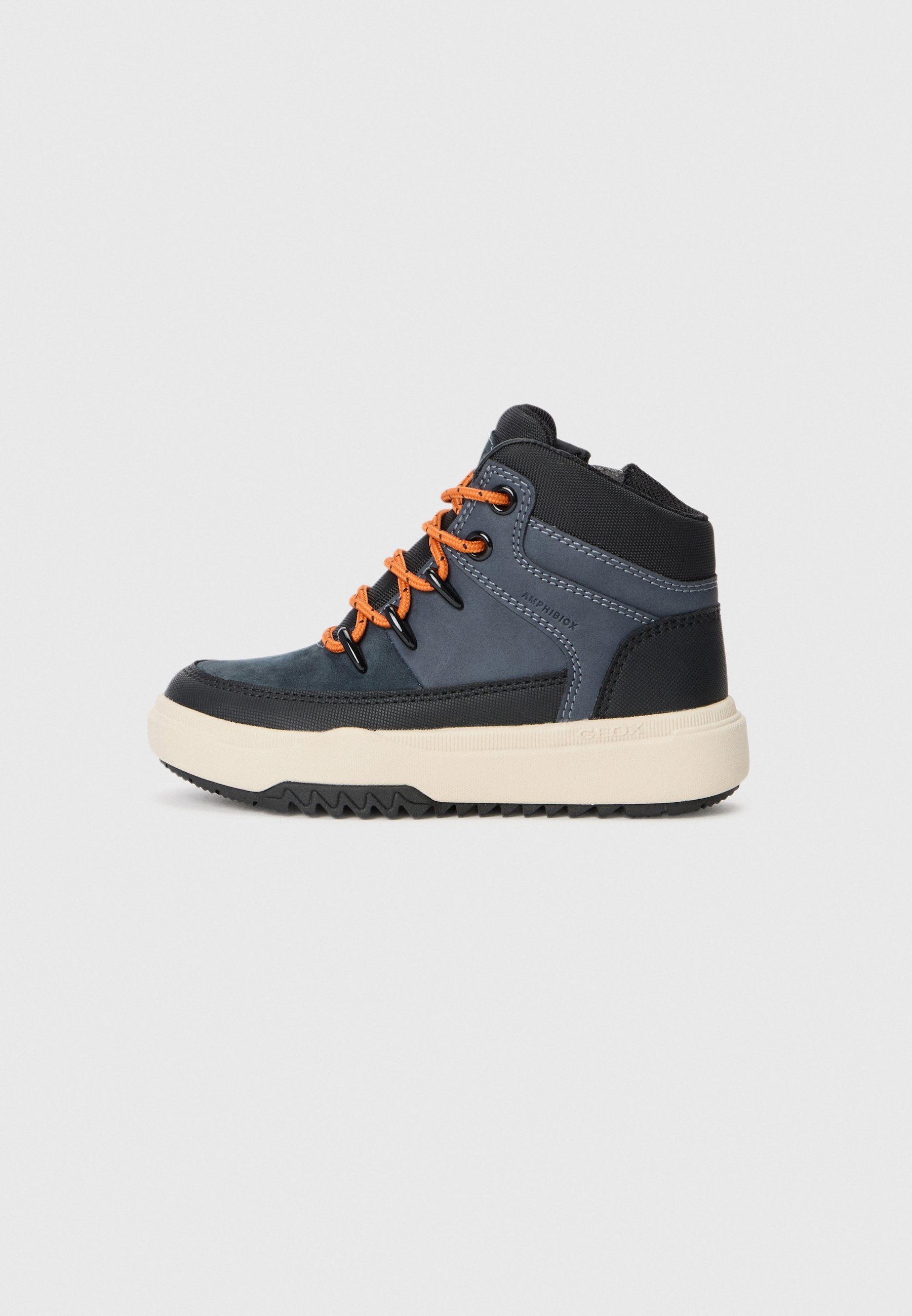 Hochschnittige Sneaker aus dunkelblauem und schwarzem synthetischem Material, mit orangen Schnürsenkeln, gepolstertem Kragen und robusten cremefarbenen Außensohlen mit strukturiertem Muster.