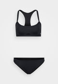Schwarzes Bikini-Set mit Racerback-Oberteil und tiefer sitzenden Höschen. Hergestellt aus glattem, dehnbarem Stoff mit minimalen Nähten für höchsten Komfort.