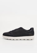 Schwarzer Leder-Sneaker in niedriger Ausführung mit schwarzen Schnürsenkeln und weißer, profilierten Sohle, von der Außenseite auf hellem Hintergrund gezeigt.