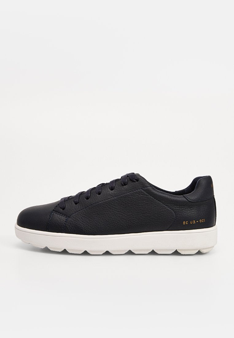 Schwarzer Leder-Sneaker in niedriger Ausführung mit schwarzen Schnürsenkeln und weißer, profilierten Sohle, von der Außenseite auf hellem Hintergrund gezeigt.