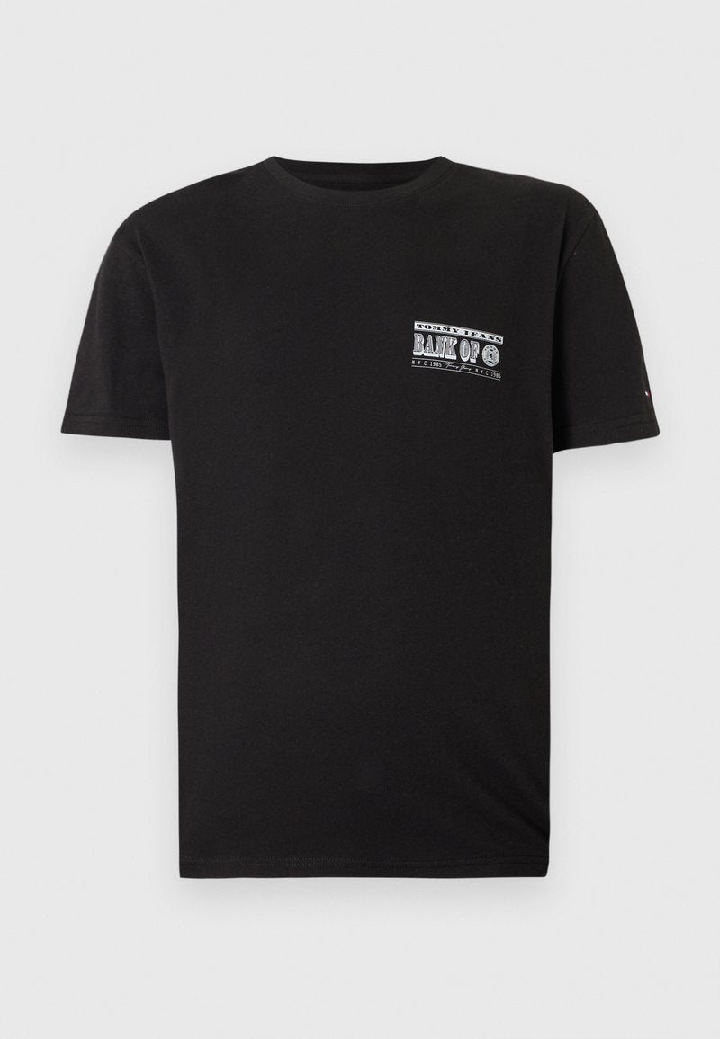 Schwarzes Kurzarm-T-Shirt mit kleiner weißer "Tommy Jeans Bank of"-Aufschrift und Grafik auf der linken Brust.