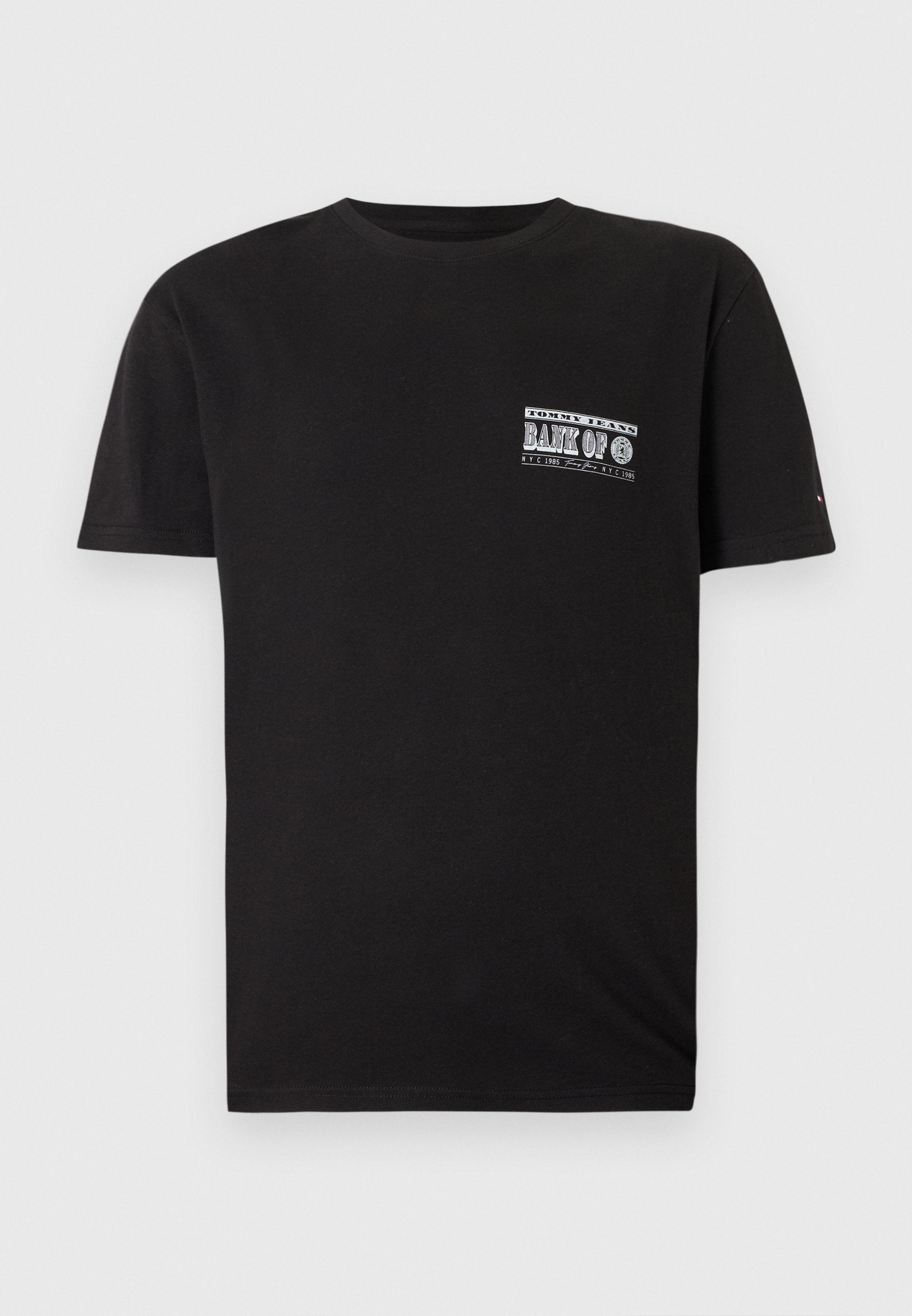 Schwarzes Kurzarm-T-Shirt mit kleiner weißer "Tommy Jeans Bank of"-Aufschrift und Grafik auf der linken Brust.