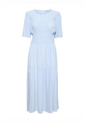Helles blaues Kleid mit tailliertem Oberteil, kurzen, schwingenden Ärmeln und einem gestuften Rock. Aus weichem Stoff gefertigt, mit gerafften Details an der Taille.