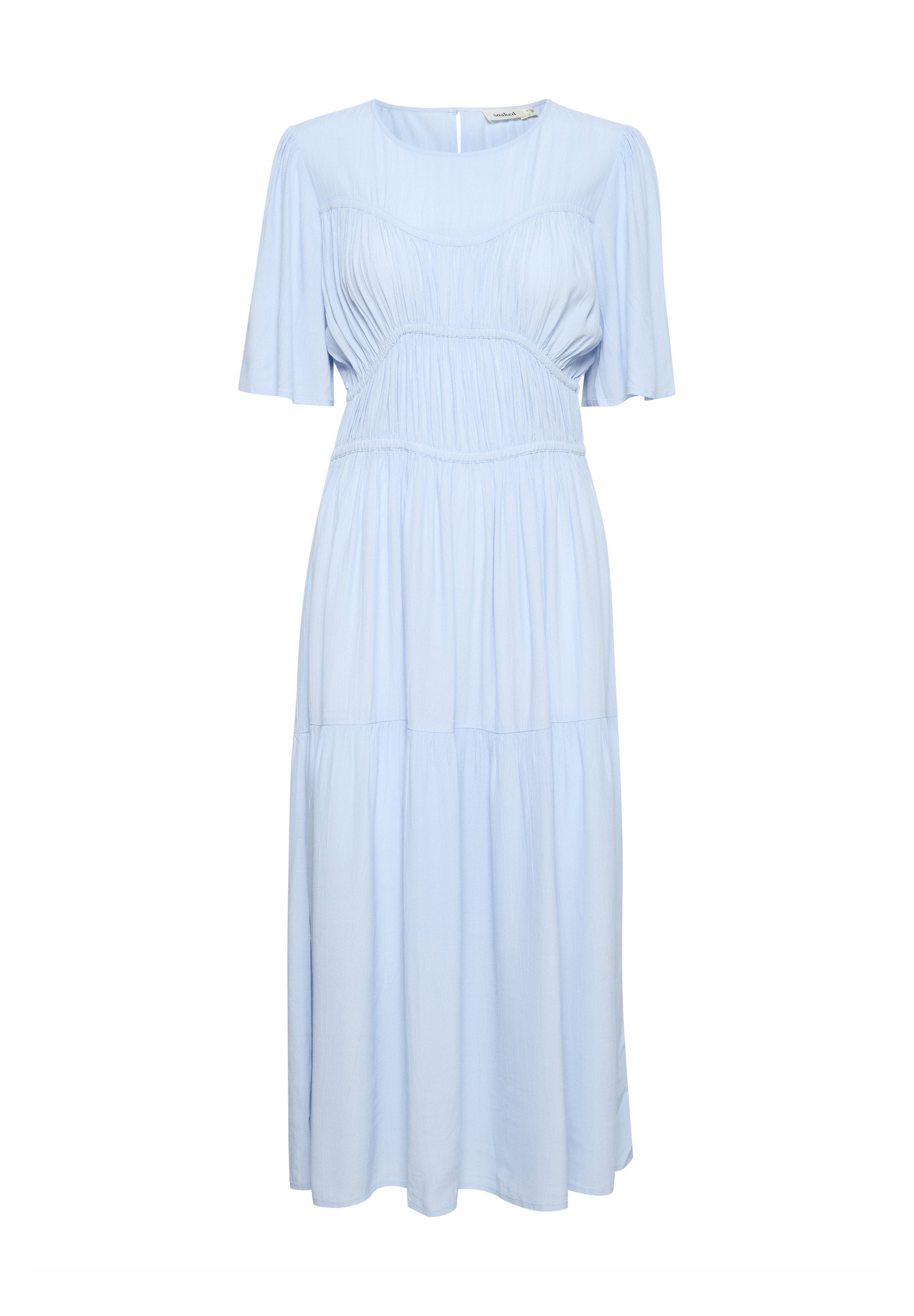 Helles blaues Kleid mit tailliertem Oberteil, kurzen, schwingenden Ärmeln und einem gestuften Rock. Aus weichem Stoff gefertigt, mit gerafften Details an der Taille.