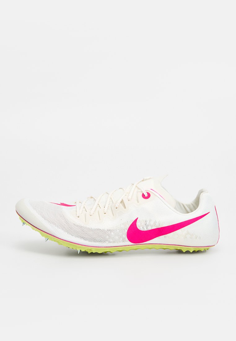 Weißer Sportschuh mit pinkem Nike-Swoosh, leichtem Mesh-Obermaterial und grünem, mit Spikes besetztem Laufsohlenprofil für den Einsatz auf der Laufbahn.