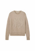 Beiger Strickpullover mit Zopfmusterbuchstaben "AS" auf der Vorderseite, langen Ärmeln und gerippten Bündchen und Saum.