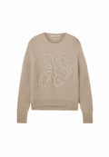 Beiger Strickpullover mit Zopfmusterbuchstaben "AS" auf der Vorderseite, langen Ärmeln und gerippten Bündchen und Saum.