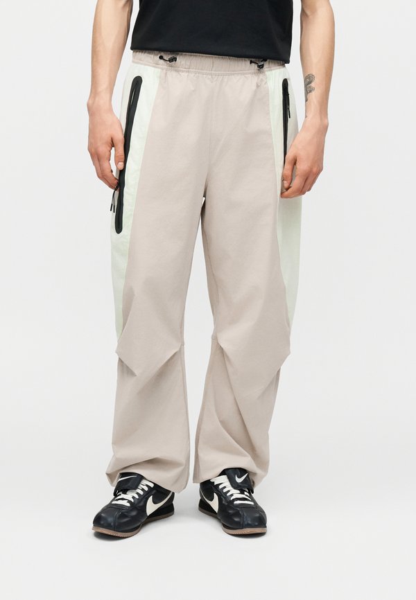 Nike Sportswear Tracksuit bottoms - cream/volt tint/black