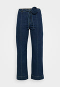 Dunkelblaue Denim-Hose mit weitem Bein, mit floralem Stoffdetail an der Taille und einem Kordelzug. Auffällige Steppnähte und abgeschnittenem Saum.