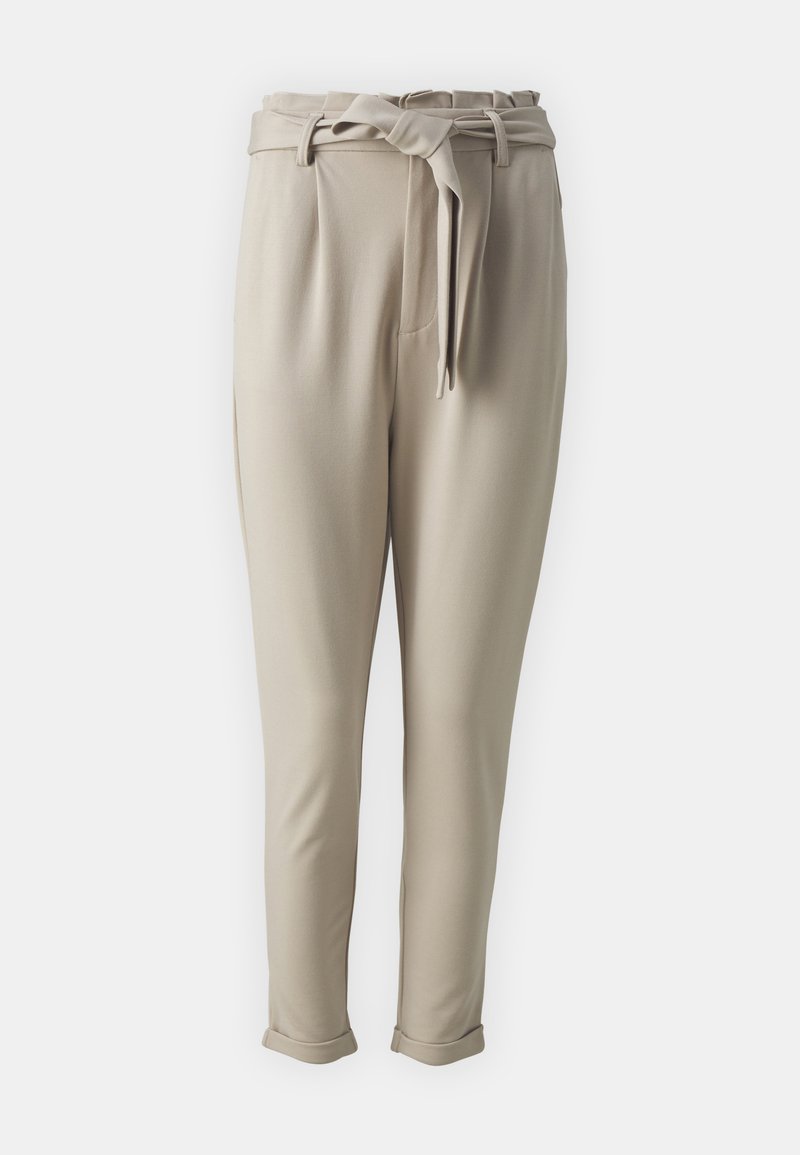 Beige schmal zulaufende Hose mit einem Gurtbund, ausgestattet mit glatter Textur und umgeschlagenen Säumen. Hergestellt aus leichtem, flexiblem Material.