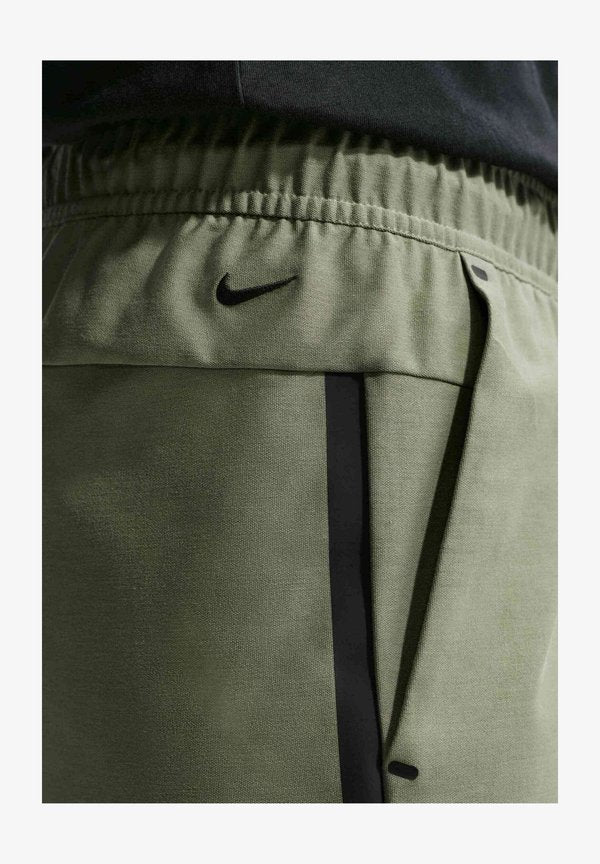 Nike Sportswear M NK TECH SHORI KNIT DRILL PNT - Tracksuit bottoms - silver sage black